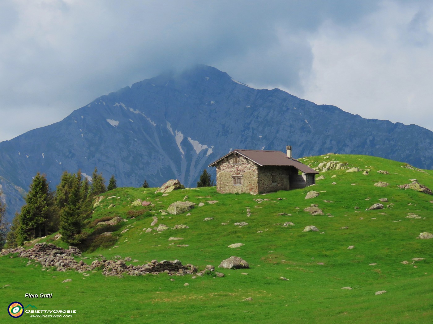 21 Verdi pascoli del Monte Campo con la baita Monte Campo (1878 m) con alle spalle il Menna.JPG